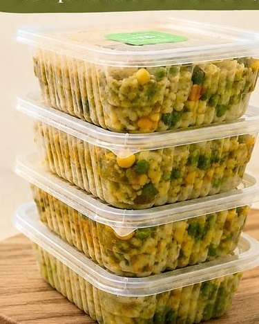 Marmitas congeladas empilhadas, prontas para a semana